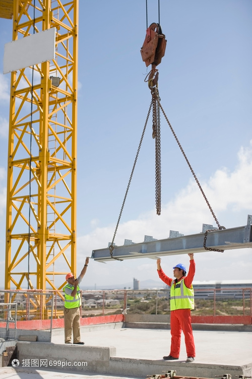 施工現(xiàn)場(chǎng)的起重機(jī)和工人