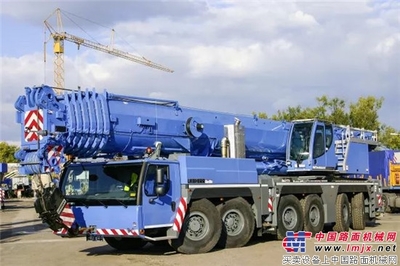 利勃海爾三臺新的移動式起重機交付匈牙利cs-G&eacute;p公司