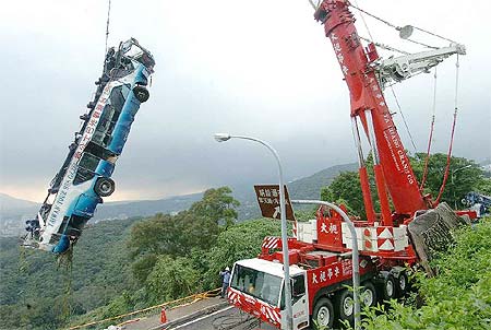 組圖:臺(tái)灣島內(nèi)最大吊車吊起墜谷客車_新聞中心_新浪網(wǎng)